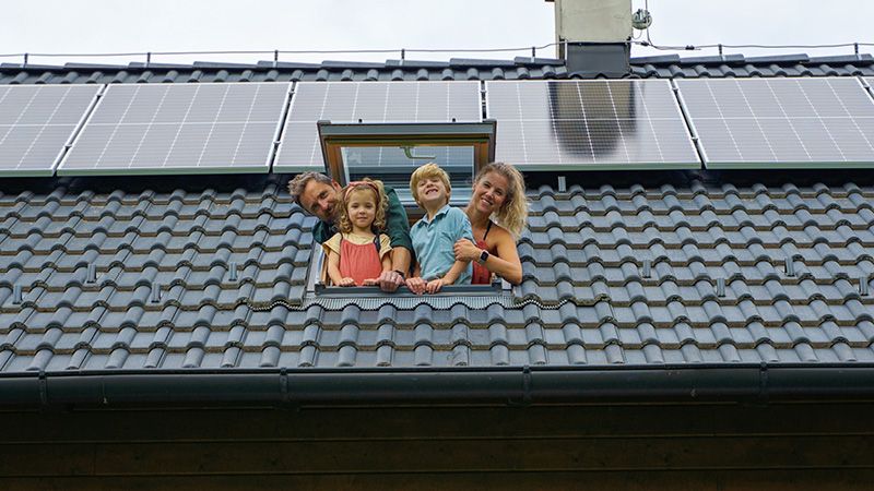 Familie guckt aus Dachfenster