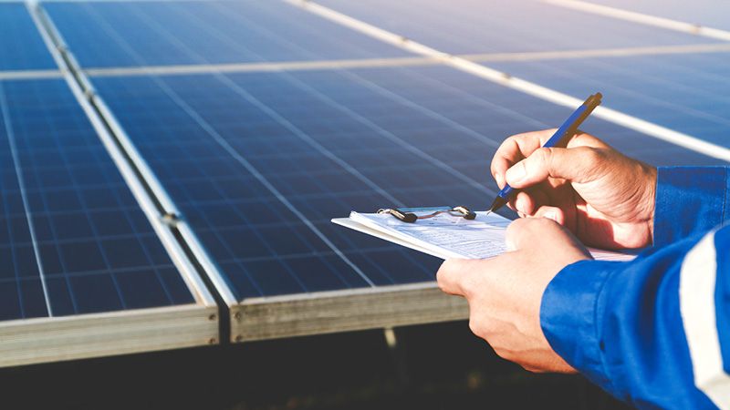 Notizen machen neben Solaranlage