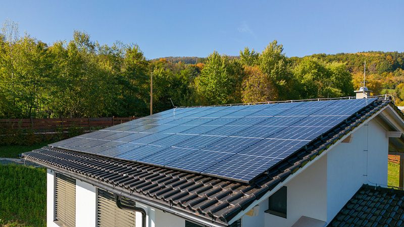 Dach mit Solarmodulen