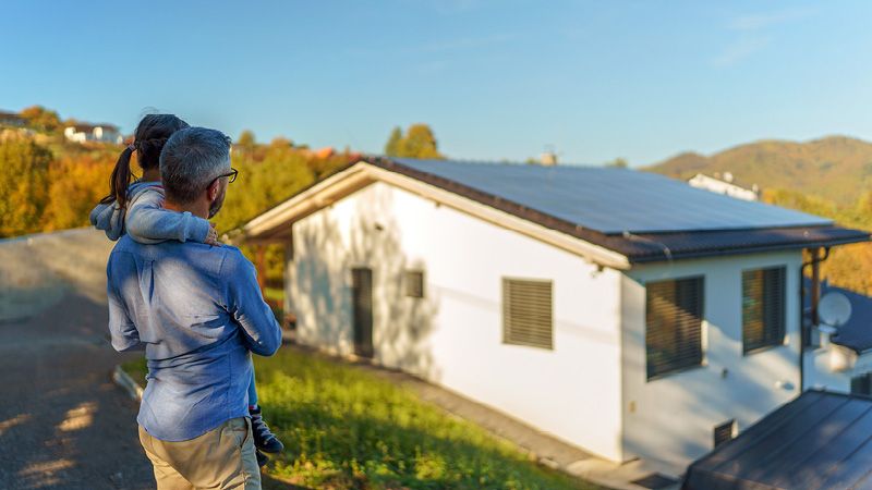 Vater mit Kind blicken auf Haus