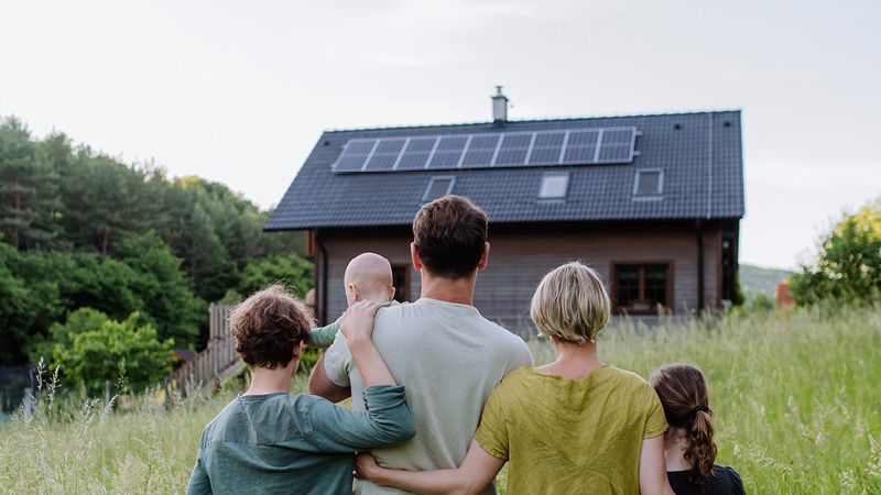 Familie steht vor Haus