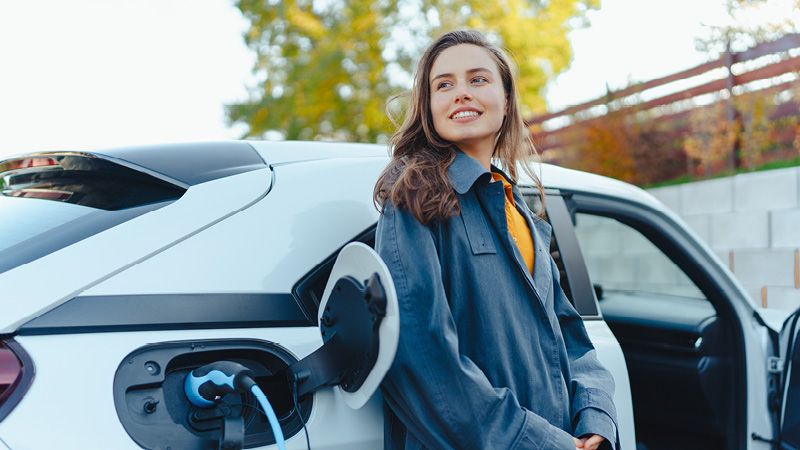 Frau lehnt sich an Auto
