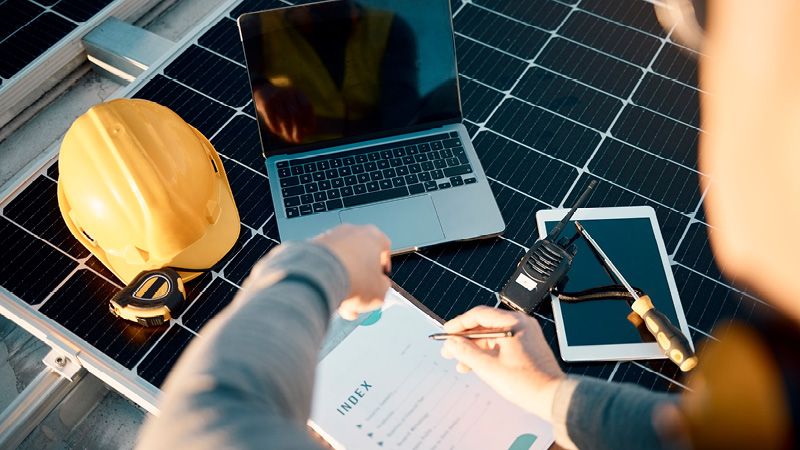 Arbeit am Laptop auf Solarmodul